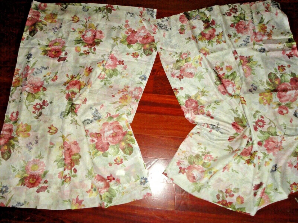 PANELES DE VENTANA AMERICAN LIVING GRANTLEY FLORAL AZUL ROSA TRANSPARENTE (PAR) 54 X 84  Foto 3 de 4