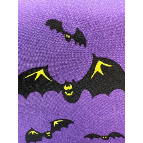 Tela - Murciélagos voladores de Halloween sobre fondo púrpura 100 % algodón por yarda - Imagen 2 de 6