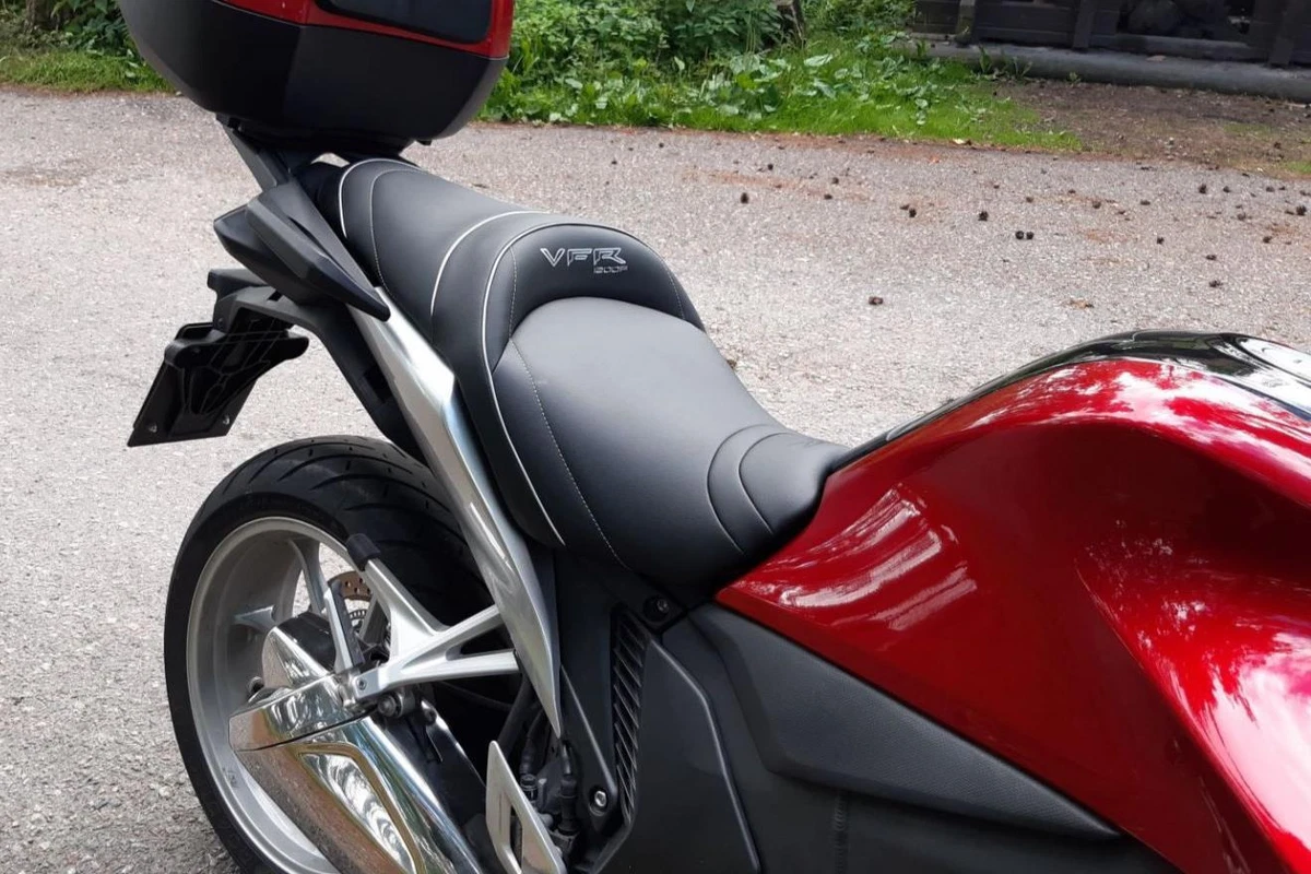 Vfr1200f seat cheap