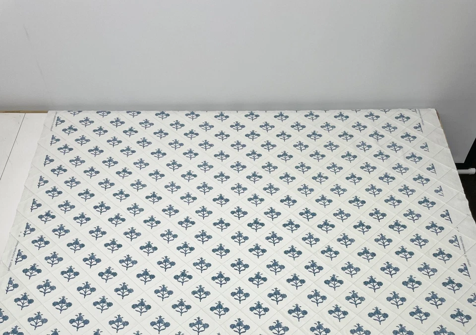 TELA DE DISEÑO MULTIUSO PINTUCK INDIGO BORBELA DISEÑOS BALARD POR YARDA 53"W Foto 2 de 4