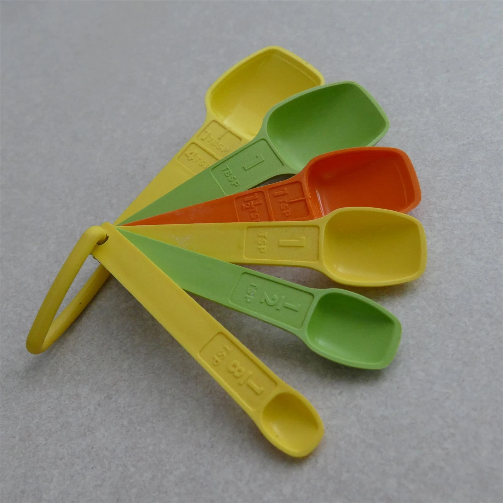 6 Vintage Yellow Orange Green Tupperware Nesting Measuring Spoons w/ Ring