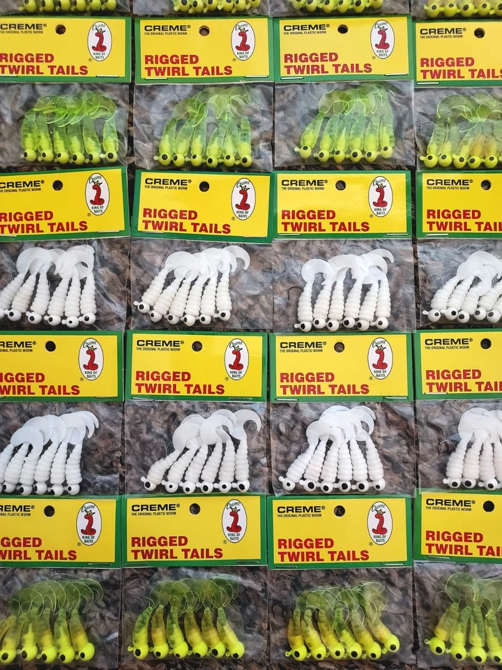 (30 paquetes) Lote de señuelos de pesca de plantillas de colas giratorias aparejadas en crema 1/16 oz. 1/8 oz. Bajo Foto 2 de 2
