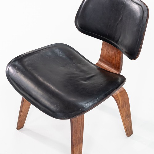 1952 Rare Herman Miller Eames DCW Dining Chair in Walnut with Black Leather Pads - Picture 4 of 12