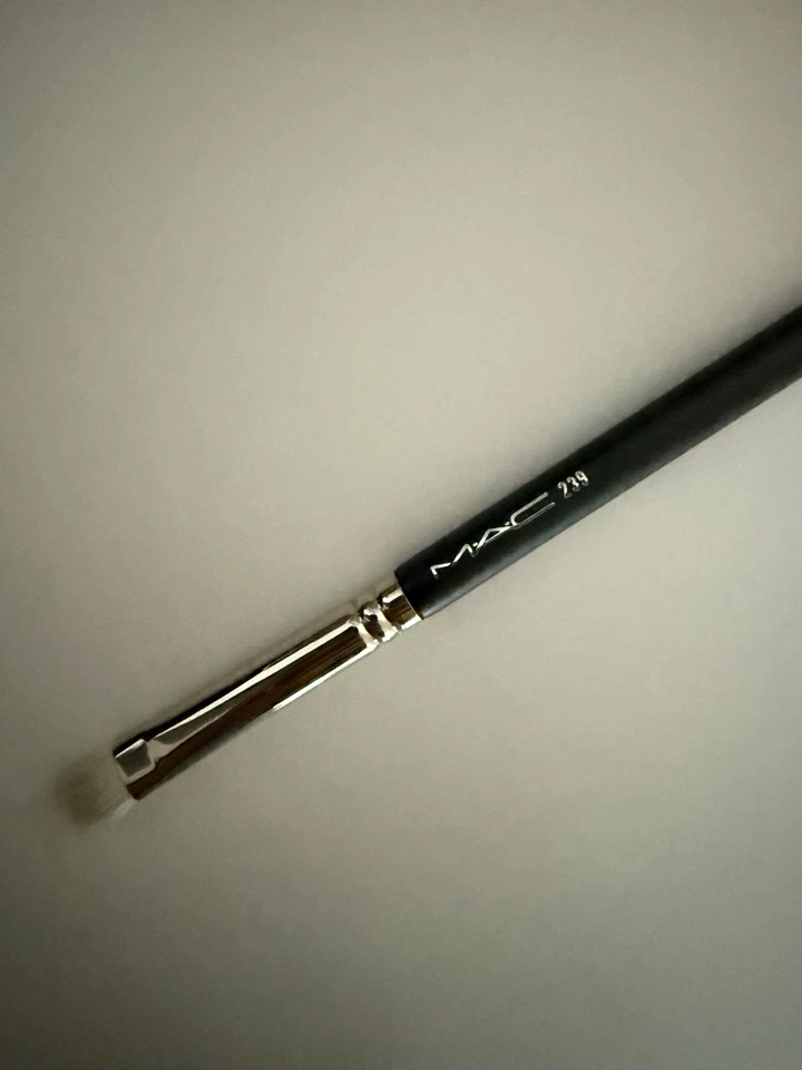 MAC 239 CEPILLO SOMBREADOR DE OJOS SINTÉTICO Cepillo de Maquillaje Foto 3 de 4