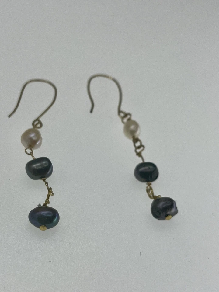 Pendientes artesanales gancho colgante perlas blancas y negras 14K G.F. Compra 3Envío gratis Foto 3 de 4