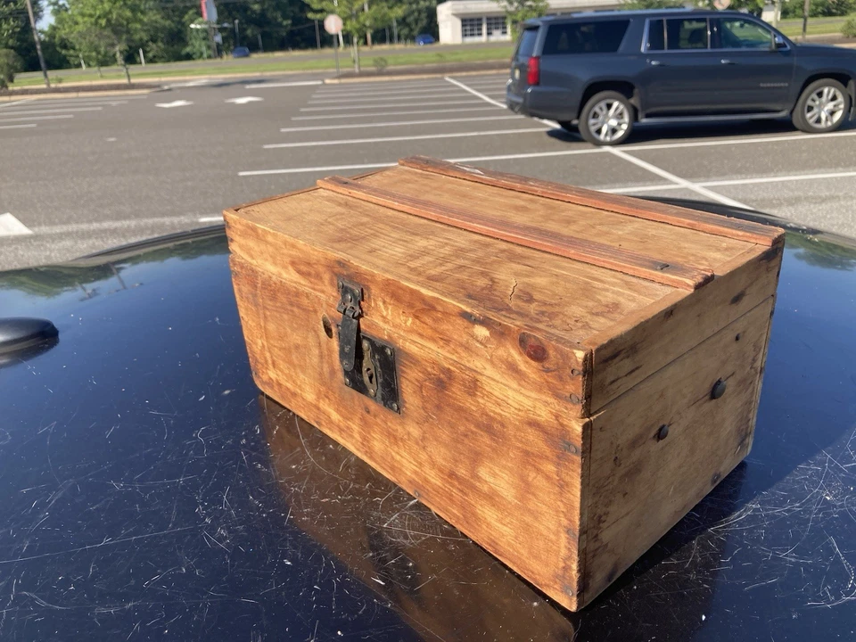 Antiguo baúl de vapor de viaje para muñeca miniatura de principios del siglo XIX 13x9 Foto 4 de 4