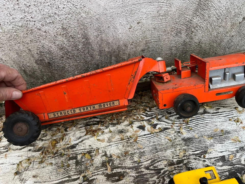 lot of 2 Structo & Tonka pressed steel Scraper Tonka Mini Scraper Earth Mover - Image 2 of 4
