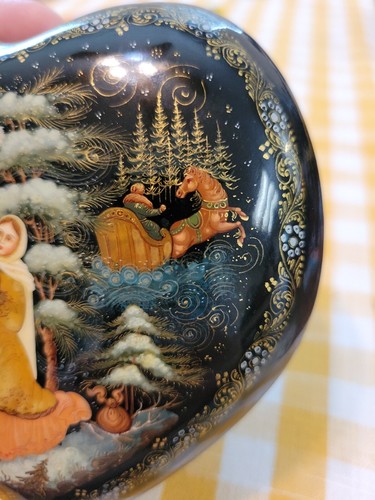 Vintage Handpainted Russian Lacquer Trinket Box Heart Shape Hinged - Picture 5 of 11