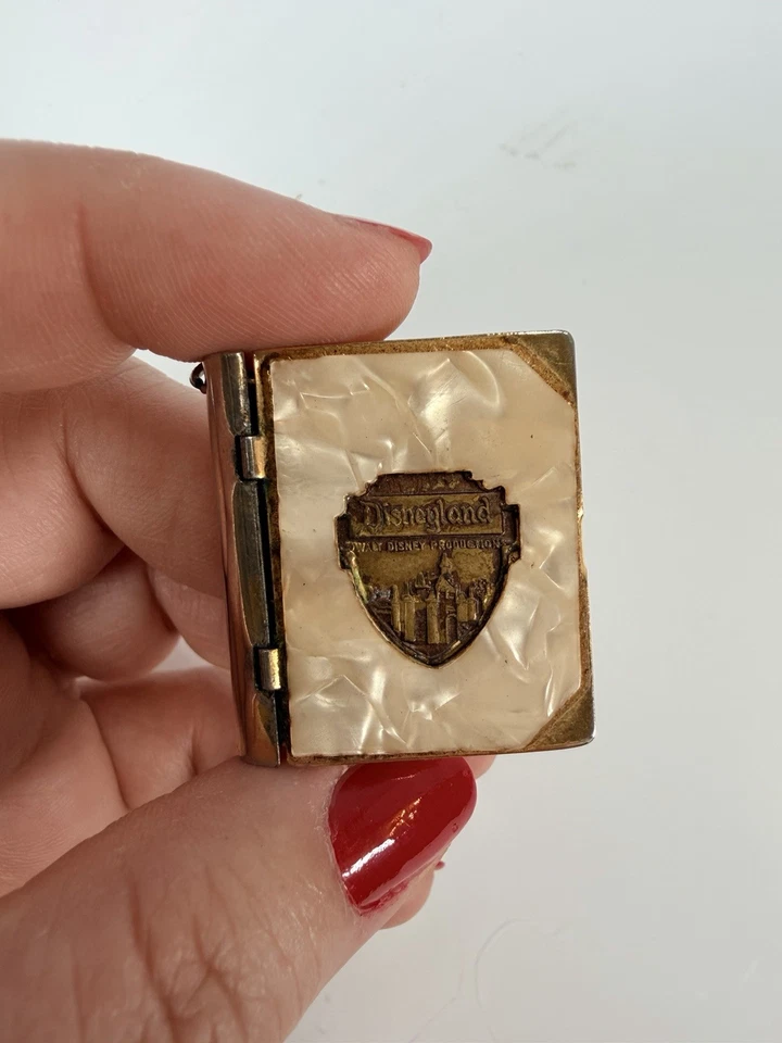 Libro de dijes de madreperla vintage de Disneyland para collar o pulsera Foto 4 de 4
