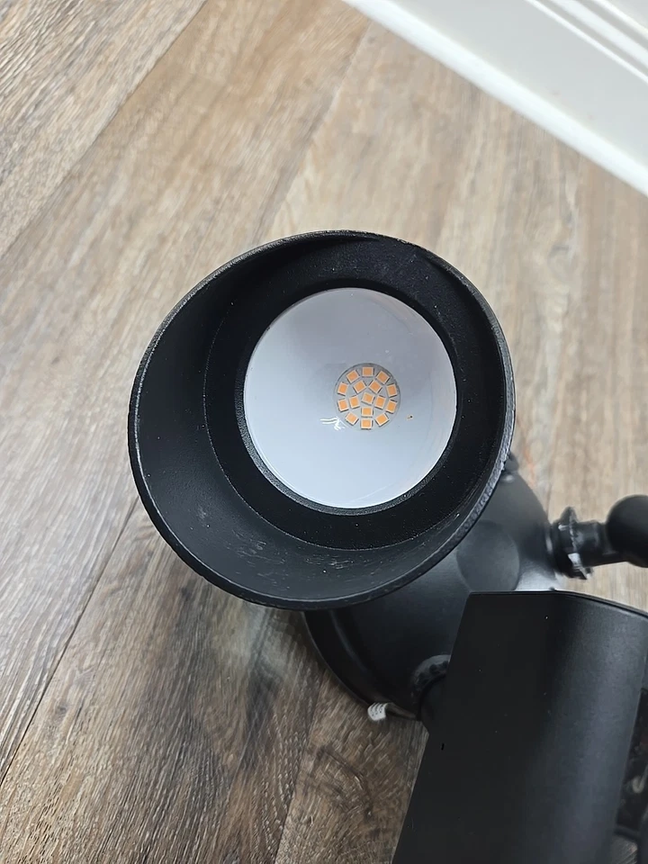 Cámara de seguridad Ring Floodlight Cam - 2210C-XYZ negra usada Foto 2 de 4