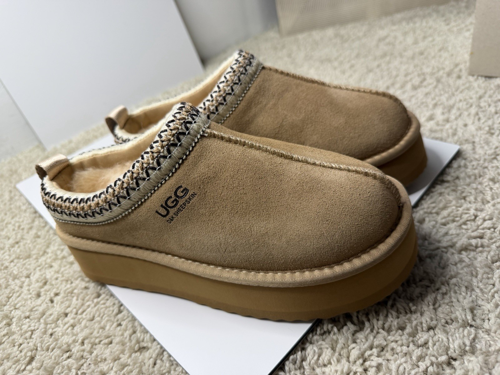 NEW Women's UGG Platform D & K sheepskin Slippers in Sand Size 7