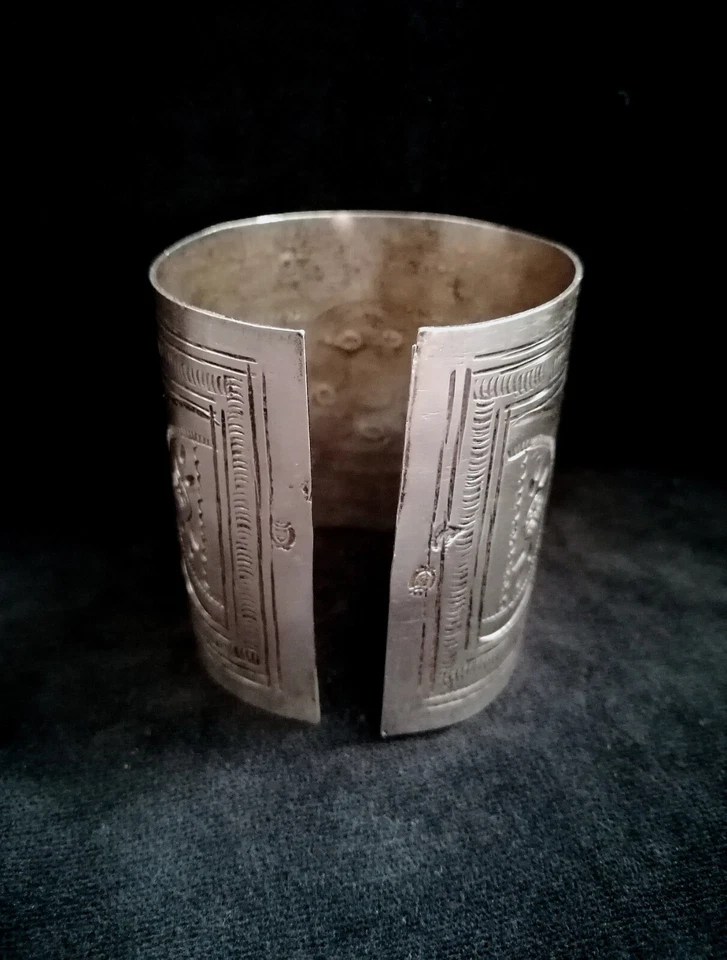 SPETTACOLARE ANTICO BRACCIALE BERBERO A POLSINO IN ARGENTO FINEMENTE CESELLATO. - Immagine 3 di 4