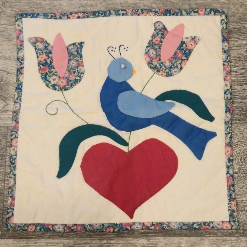 Arte popular vintage acolchado para colgar en la pared pájaro azul tulipán corazón hecho a mano arte en tela Foto 2 de 4