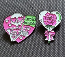Love Is Panacea Rose Skelett Rosa Pin Anstecker Brosche Goth Totenkopf Alt Horror Punk