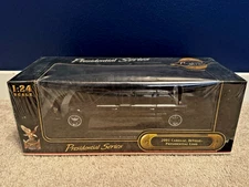 2001 CADILLAC DEVILLE  1:24 SCALE PRESIDENTIAL LIMO YAT MING RARE FIND