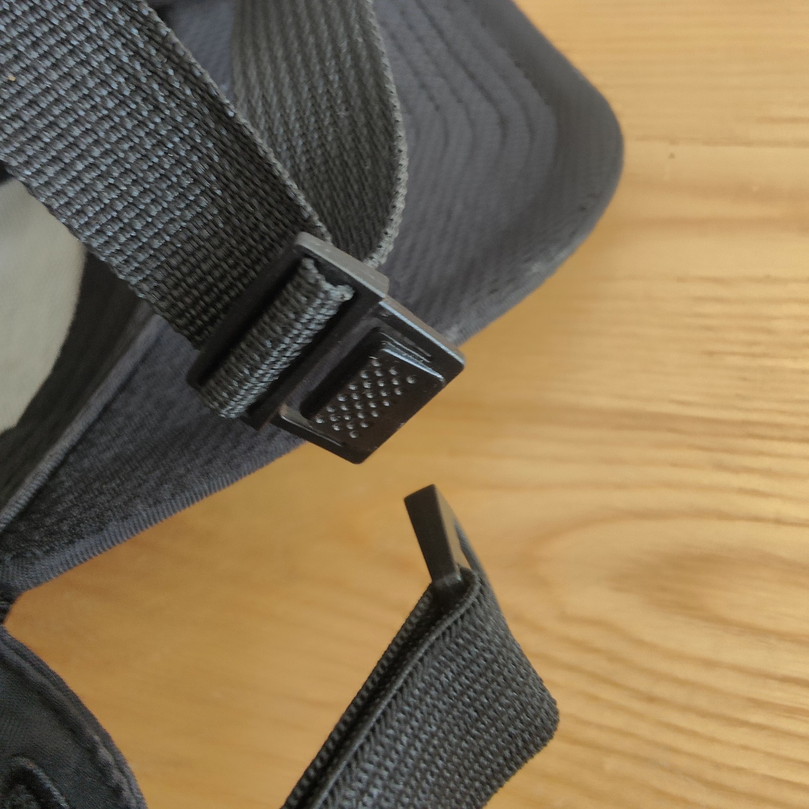 Dakine Surf Hat in Black Size OSFA Ear Protection Neck Clip Surfing Foiling 