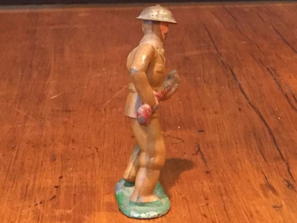 Antiguo Vintage MANOIL Juguete de Plomo Soldado Jabbing con Bayoneta Casco de Lata Foto 2 de 4