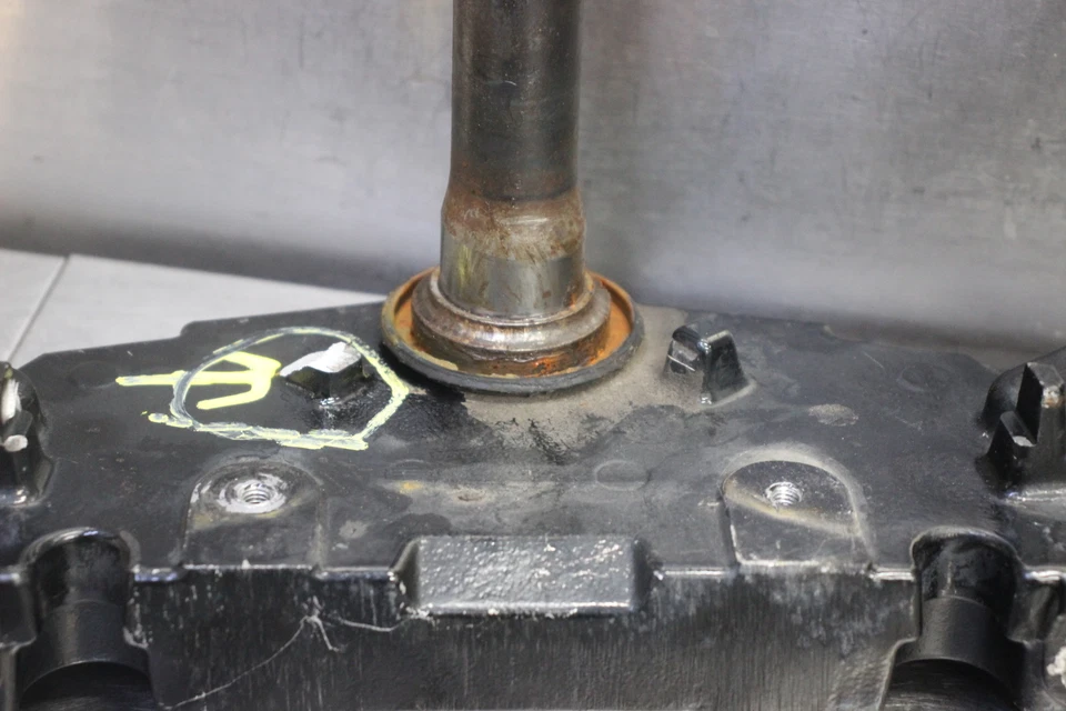 2006 Suzuki Boulevard C90 Lower Triple Tree Clamp Foto 2 de 4