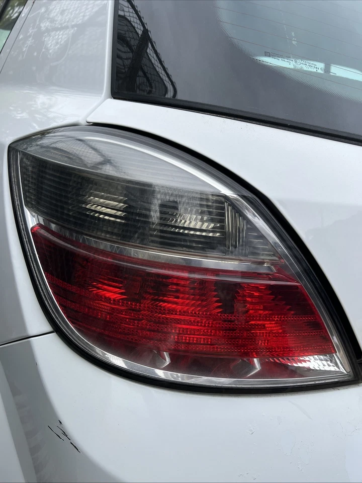 Luz trasera lateral del pasajero derecho Saturn Astra 2008-2009 hatchback Foto 2 de 4