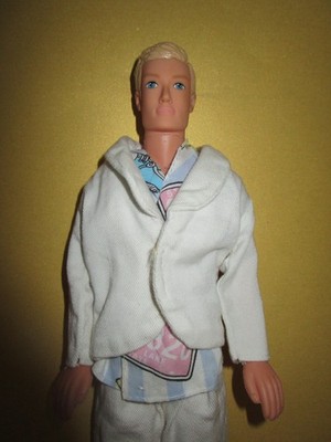 B2107) BLONDE MÄNNLICHE DOLL SIMBA TOYS HEMD+WEISSER LEINENANZUG+BLAUE SCHUHE
