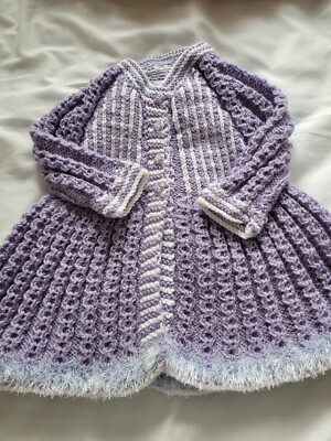 Brandneu handgestrickt lila und weiß voller Rock Mantel 6-9 Monate