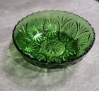 Vtg Green Anchor Hocking Scalloped Rim Star & Cameo Medallion Glass Serving Bowl