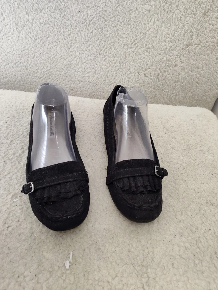 Zapatos informales American Eagle para mujer planos 9 negros de gamuza sintética con detalle de hebilla Foto 2 de 4