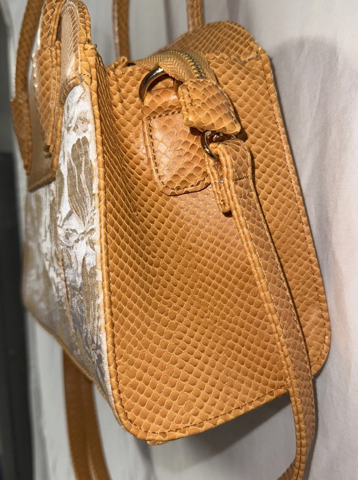 Bolso Bandolera Convertible de Hombro Ruby Shoo Damasco Imitación Cuero Dorado Asa Superior Foto 3 de 4