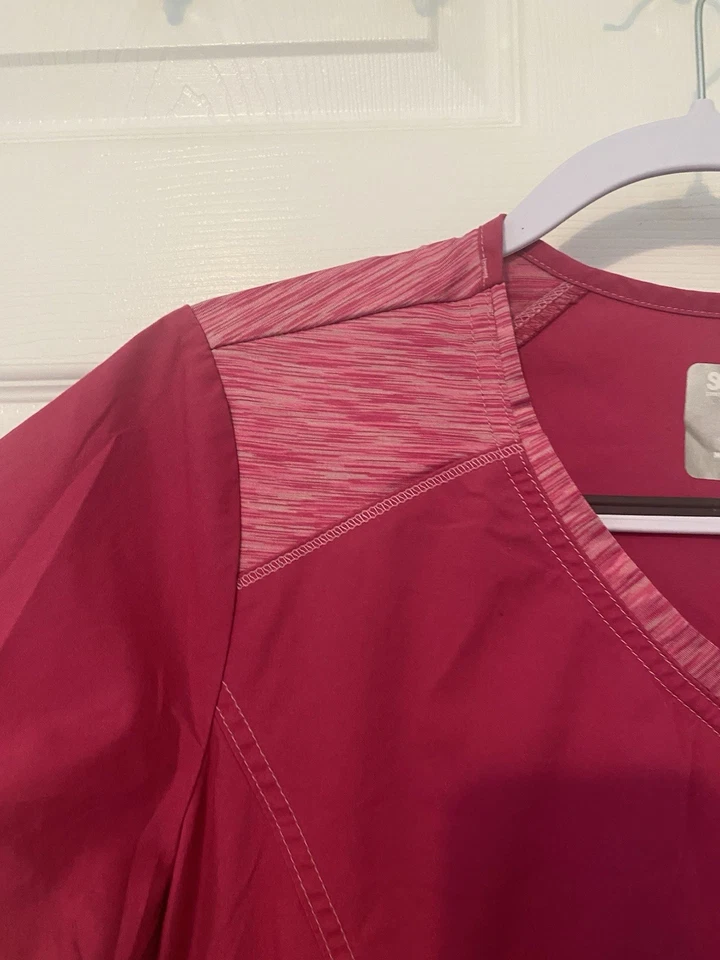 Scrubstar Women’s Hot Pink Light Pink Stretch Mock Wrap Medium Scrub Top - Imagem 3 de 4