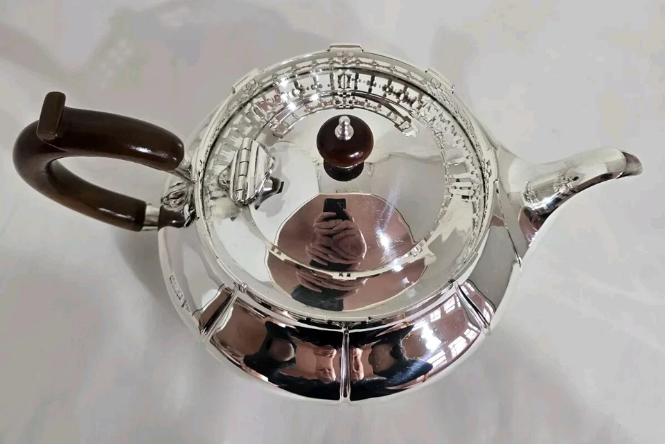Antique George V sterling silver Tea Pot . Sheffield 1912. By Walker & Hall  - Image 2 of 4