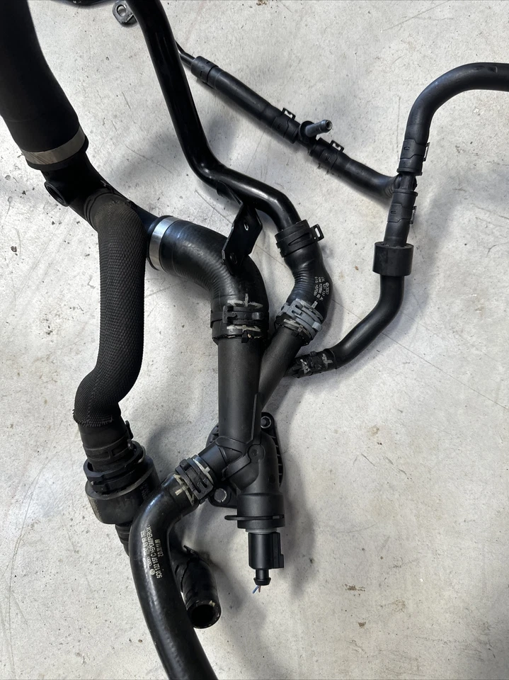 Volkswagen Passat TDI 2012-14 diésel 2,0 L carcasa de refrigerante con mangueras 03L121131AA🔥 Foto 2 de 4