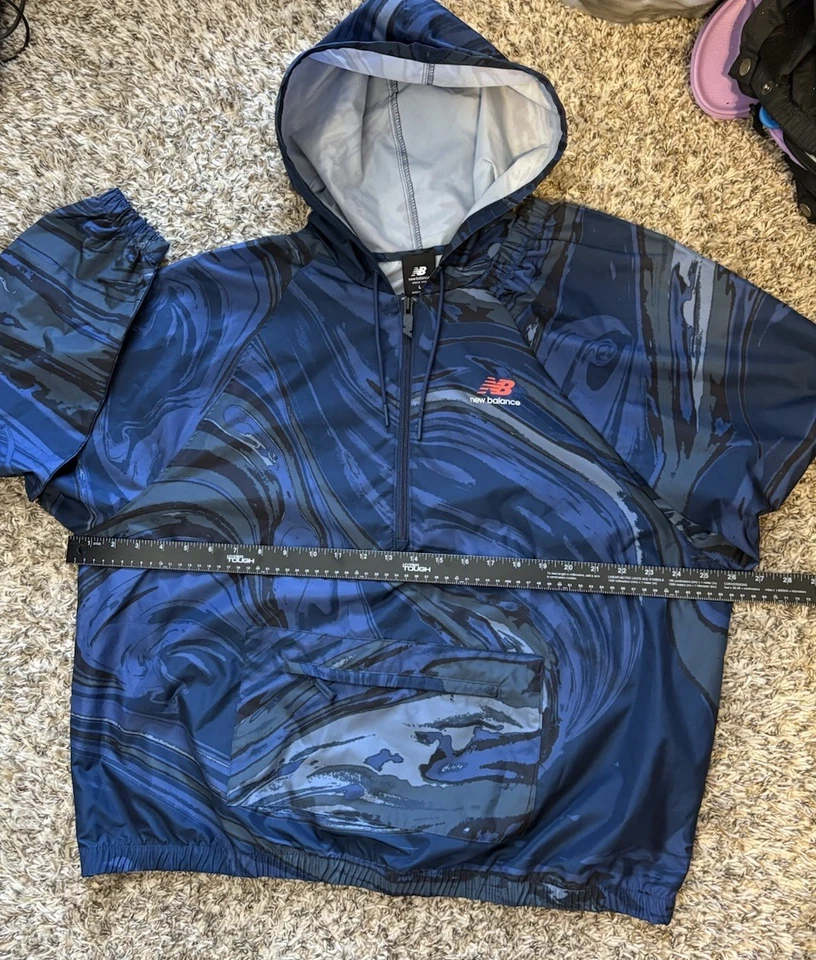 Chaqueta cortavientos New Balance azul para correr con capucha para lluvia para mujer talla grande Foto 3 de 4