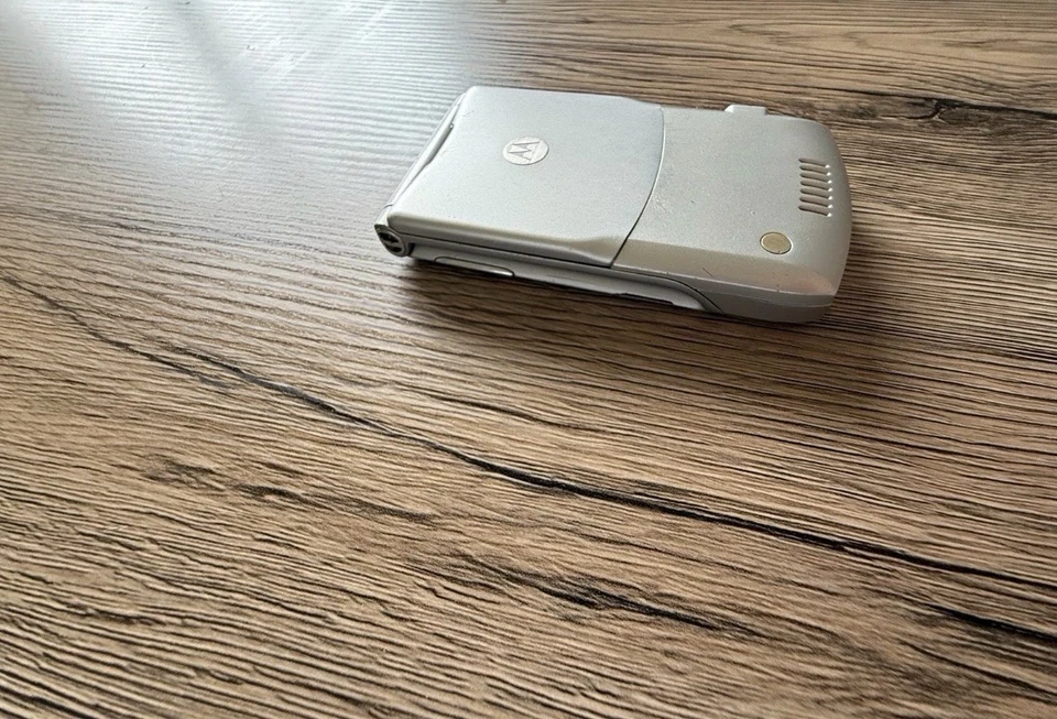 Motorola  RAZR V3 - Silber  Handy - Bild 4 von 4