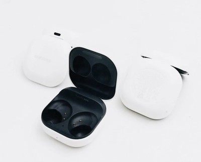 Original Samsung Galaxy Buds 2 AKG SM-R177 Ladecase Ladegerät Charging weiß/Schw