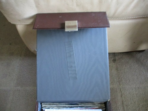76 SINGLE VINYL RECORDS DATED 1981 TO 1987 COMPLETE WITH A 7" BROWN RECORD CASE - Picture 5 of 12