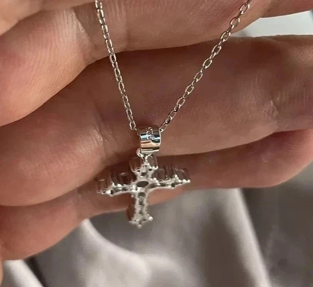 Colgante de cruz de diamantes simulados de corte redondo de 2 quilates para mujer enchapado en oro blanco de 14 quilates Foto 3 de 4