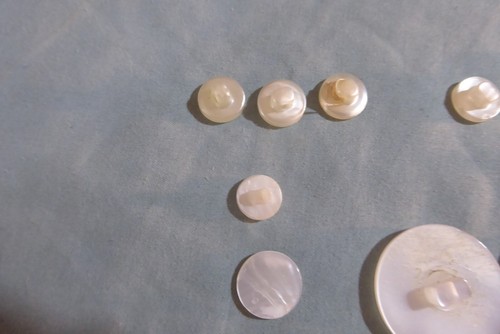 Vintage Lot of 22 Flat Pearlized Plastic Shank Buttons Different Sizes - Picture 13 of 15