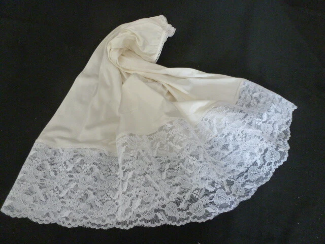 joli jupon vintage jolie dentelle taille 36/38 taille élastique ref