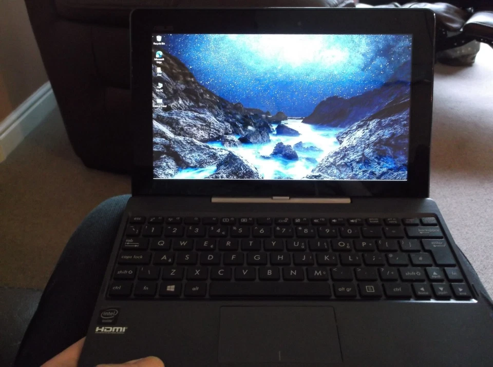 ASUS Transformer Book T100TAF 10.1" 32GB, Intel Atom Quad-Core - Windows 10 - Image 3 of 4