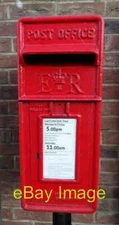 Photo 6x4 Close up, Elizabeth II postbox on Main Street, Paull Postbox No c2020