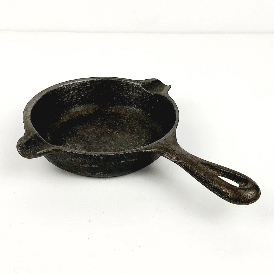 Vintage Wagner Ware Cast Iron 1050F Mini Skillet Pan Salesman Sample Ashtray - Image 3 of 4