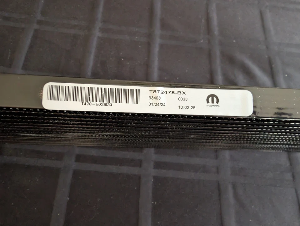 Jeep Grand Cherokee 2021-2023 transmisión enfriador de aceite Mopar OEM 68596420AA Foto 3 de 4