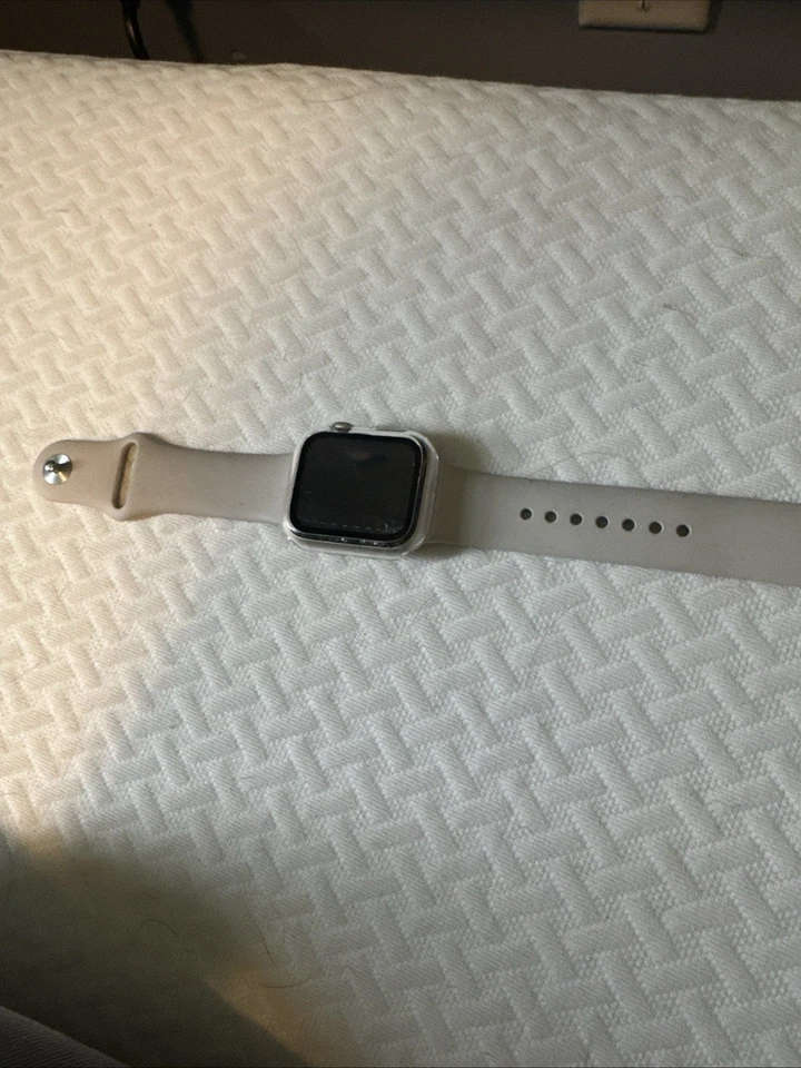 Apple Watch Series 8 GPS, 45 мм серебристый алюминиевый корпус с белым спортивным ремешком M/L - Изображение 2 из 4