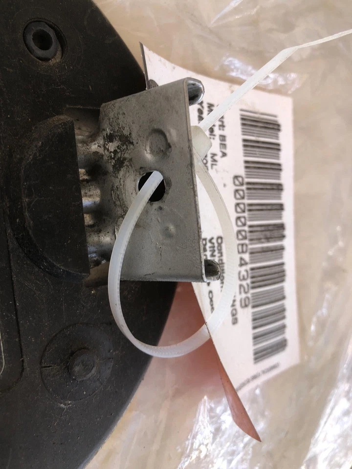 Mercedes-Benz ML 430 2001 tanque de combustible trasero tanque de gasolina cubierta de cuello tapa de puerta OEM Foto 4 de 4