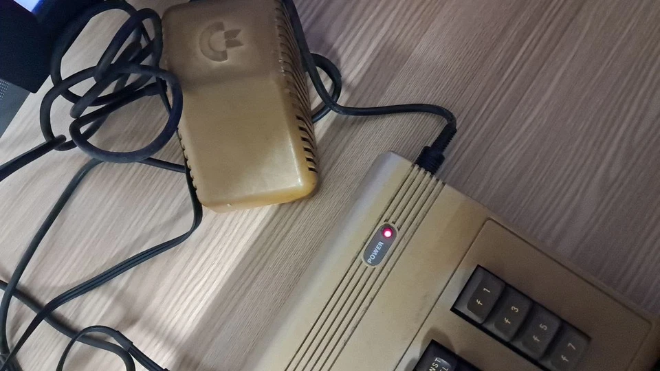Commodore 64 con alimentatore, registratore e cassette e fascicoli - Immagine 3 di 4