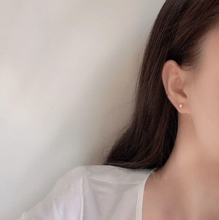 Tiny Gold Star Ray Pave Cubic Zirconia Stud Earrings Foto 2 de 2