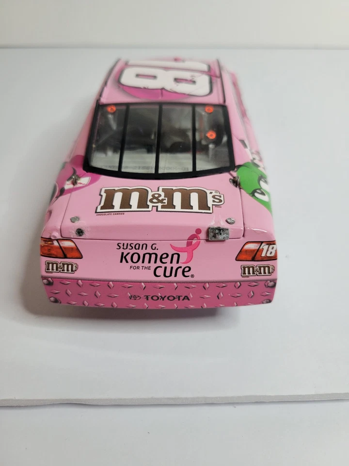 Kyle Busch 1:24 NASCAR Diecast/#18 Pink M&M’s Susan G Komen 2009 MISSING SPOILER - Image 3 of 4