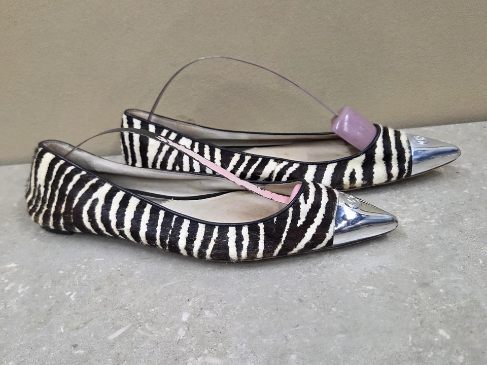 Zapatos Michael Kors Mujer Talla 7.5 Cebra Rayas Punta Planos Plateados Puntera Foto 2 de 4