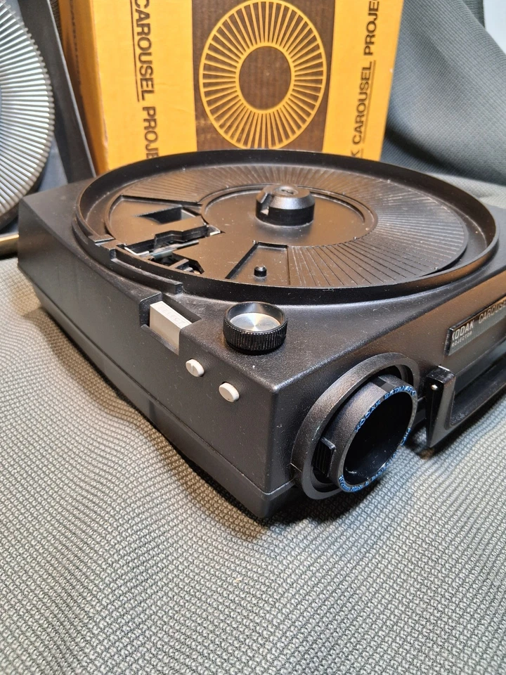 Paquete de proyector deslizante Kodak Carousel 650H - REVISADO PROFESIONAL. (#25119) Foto 4 de 4