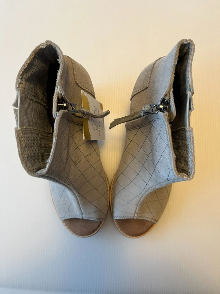 TOMS Gray Quilted Stitch Majorca Peep Toe Booties, Size 7.5 (US) - Image 3 of 4